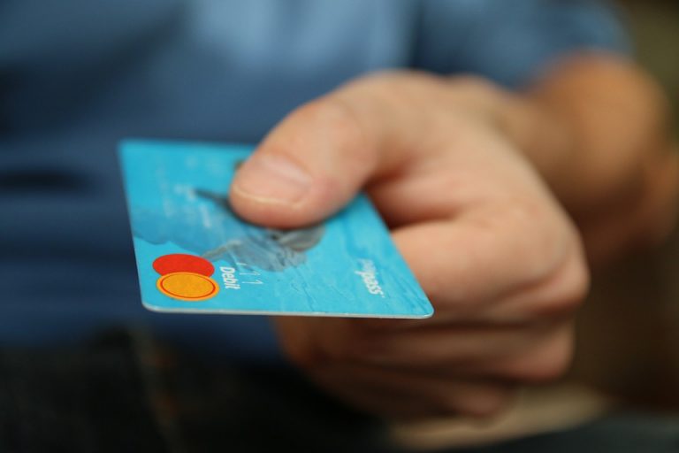 Турција ги ограничува кредитите и плаќањата со кредитни картички