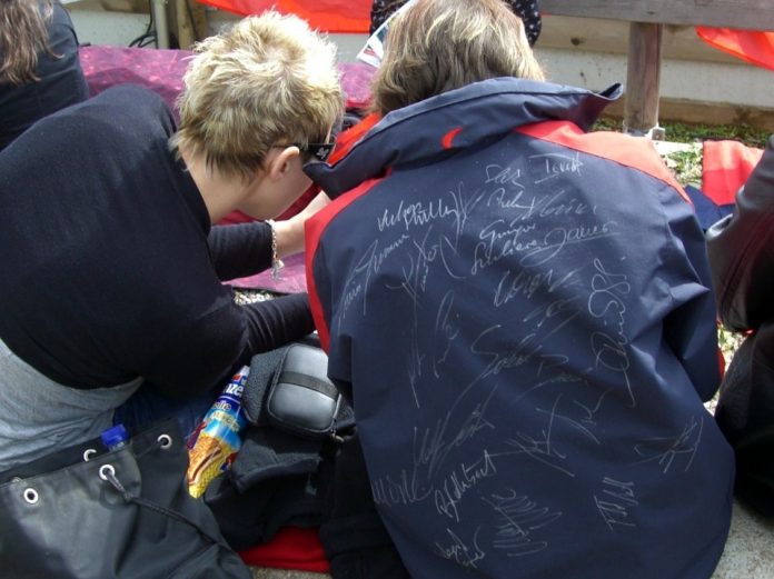 autograph-hunters-254369_960_720
