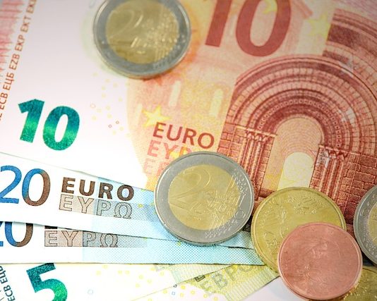 Инфлацијата во еврозоната значително забавува