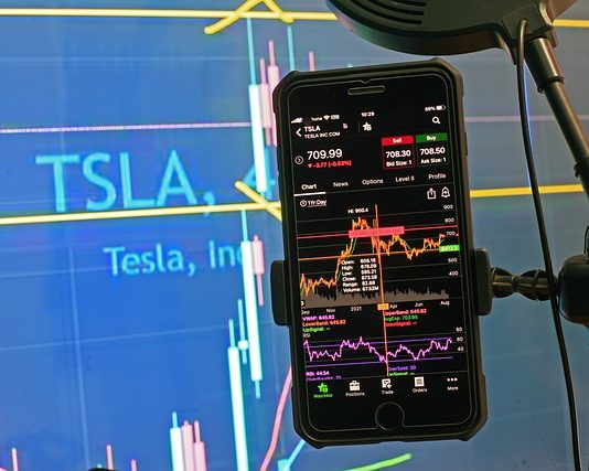 Акциите на Tesla паднаа за 14 отсто во Новата година