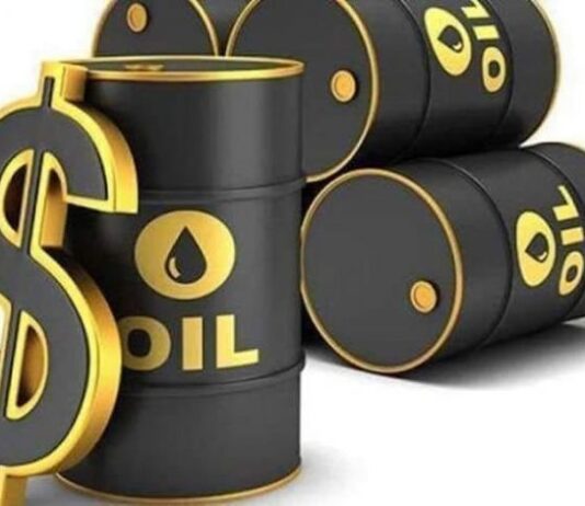 Доларот дополнително ослабе, цената на нафтата падна