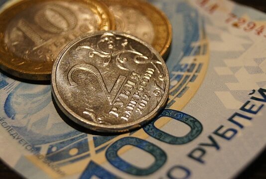 Рубљата падна на најниско ниво во последните 15 месеци