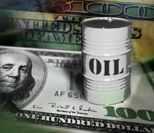 Доларот продолжува да јакне, цената на нафтата порасна