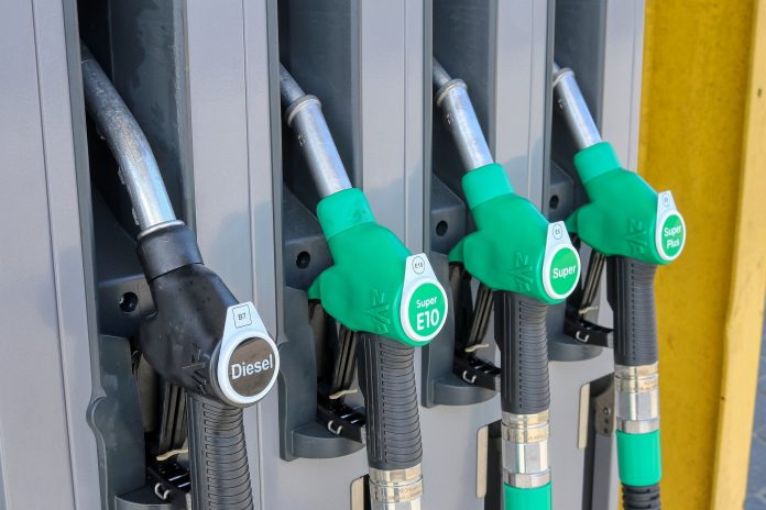 gas-station-ge501e4b25_1920-696x464-1