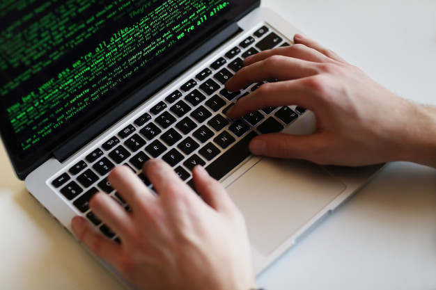 hacker-man-laptop_144627-25527