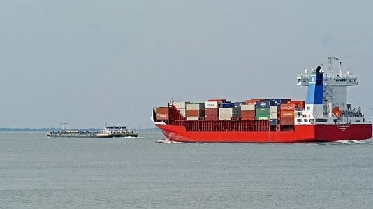 Стравот од подолги конфликти во Црвеното Море доведе до зголемување на цените на транспортот со контејнерски бродови