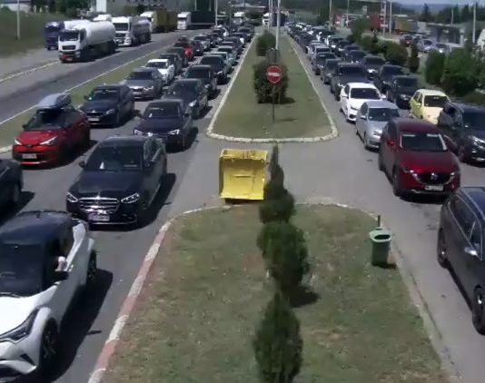 Зголемена фреквенција за излез од државата, се чека повеќе од половина час
