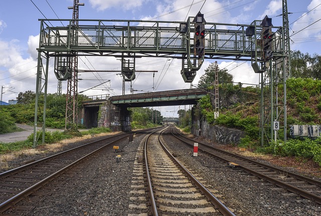 tracks-4411803_640