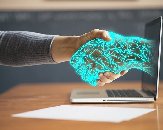 Сопственикот на Луј Витон купи пет фирми за вештачка интелигенција за 300 милиони долари