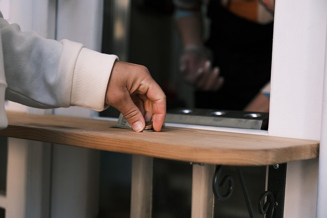 hand-8096221_640