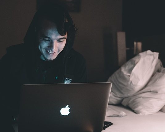 Дали треба да кажете „те молам“ и „благодарам“ кога комуницирате со четбот со вештачка интелигенција? Одговорот не е толку едноставен