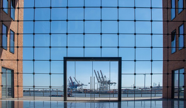 window-7301126_640