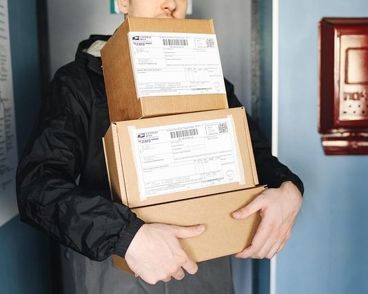 Амазон работи на развој на софтвер за хуманоидни роботи кои ќе работат како доставувачи