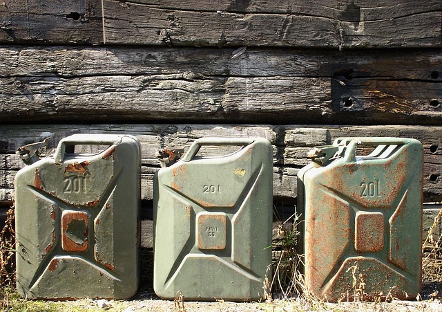 petrol-cans-708568_640