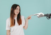 Милијардер со предлог: Оние кои ќе ги изгубат работните места поради вештачката интелигенција не треба да плаќаат даноци