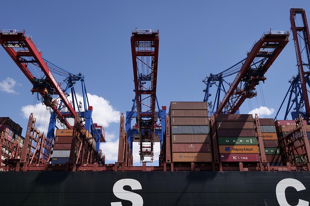 container-terminal-3593640_640