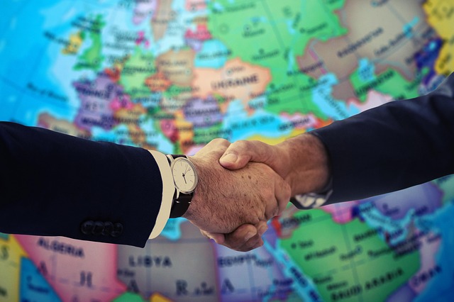 handshake-4229703_640