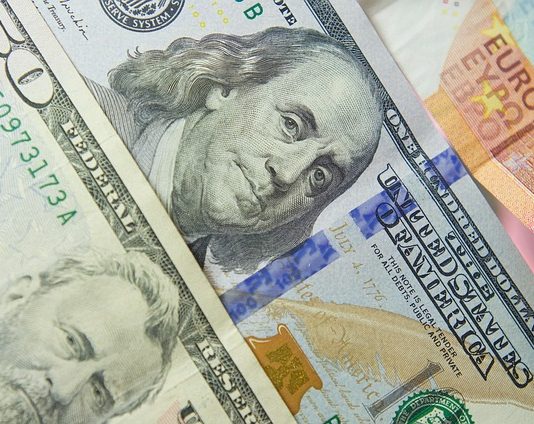 Доларот се зацврсти, јенот ослабе – пазарите реагираат на политичките промени во Јапонија