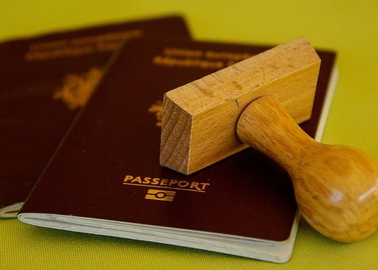 Секоја боја на пасошите има посебно значење -Зошто македонскиот пасош е бордо?