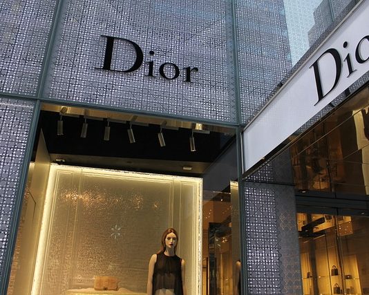Технолошкиот бум создава нови богаташи: Зошто LVMH, Dior и Hermès масовно отвораат продавници во САД?