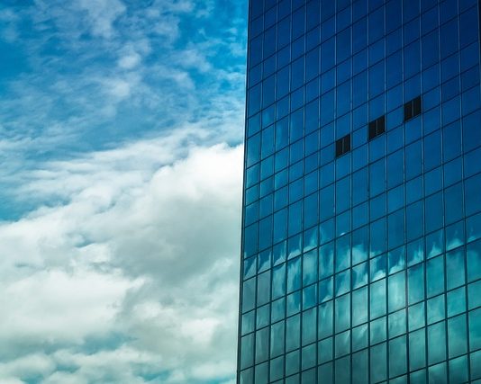 JPMorgan имплементира агенти со вештачка интелигенција кои работат автономно и можат да бидат лидери на тимови