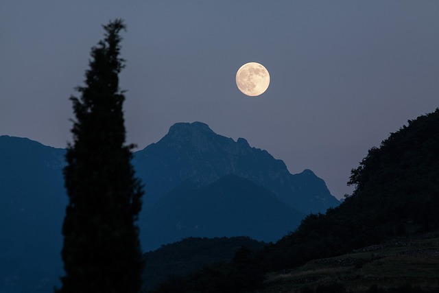 stux-moon-182145_640