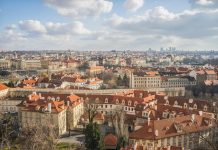 Гувернерот на Чешката централна банка ги отфрла притисоците за пониски каматни стапки и предупредува против предвременото воведување на еврото