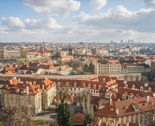 Гувернерот на Чешката централна банка ги отфрла притисоците за пониски каматни стапки и предупредува против предвременото воведување на еврото