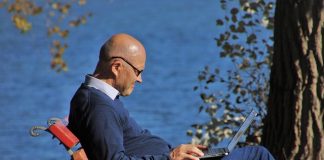 Во пензија, а на работа: Каде во Европа финансиската мака е главен мотив за останување на пазарот на труд?