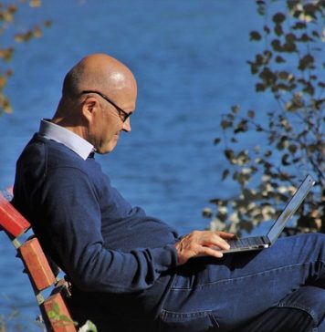 Во пензија, а на работа: Каде во Европа финансиската мака е главен мотив за останување на пазарот на труд?